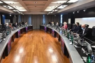 Vlada i danas kadrirala, ima poznatih imena
