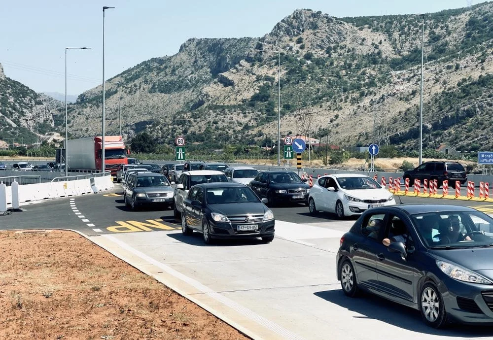 Zbog rekonstrukcije puteva saobraćajni kolaps od Tivta ka Budvi, kroz Vrmac, Kotor, ka Herceg Novom...