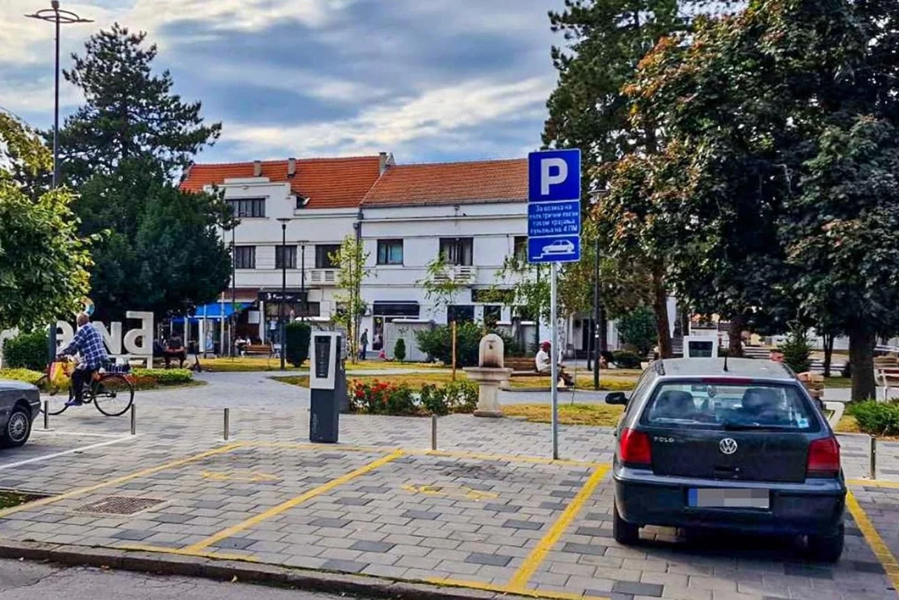 Natoče benzin pa parkiraju uz punjače za električna vozila