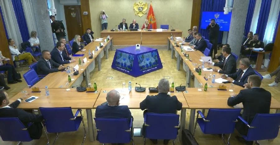 Abazović pokazao fotografiju: "Đukanović navodno sa škaljarcima"