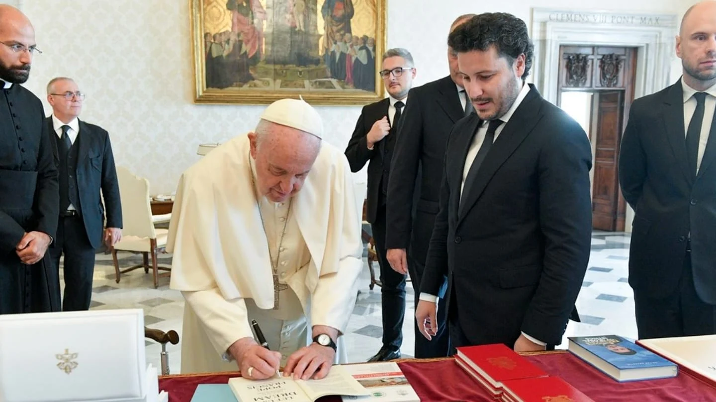 Papa poklonio autorsku knjigu sa posvetom: Premijeru Dritanu Abazoviću, sa divljenjem