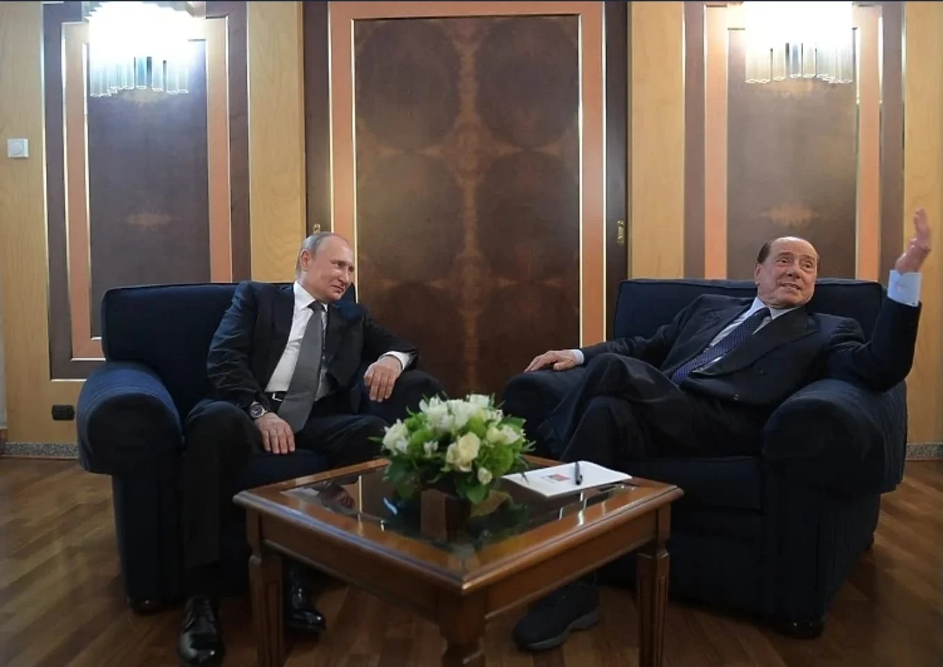 Berluskoni primio pošiljku od Putina: Boce votke i "slatko pismo"