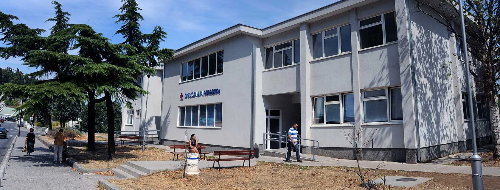 Ukoliko je vakcinacija djeteta opravdano odložena, u napomeni na potvrdi o vakcinalnom statusu mora biti jasno navedeno: „Vakcinacija je odložena iz opravdanih razloga"