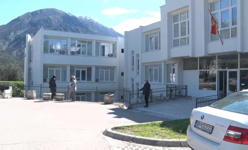 BAR: Šestorica na jednog, maloljetnik završio u bolnici