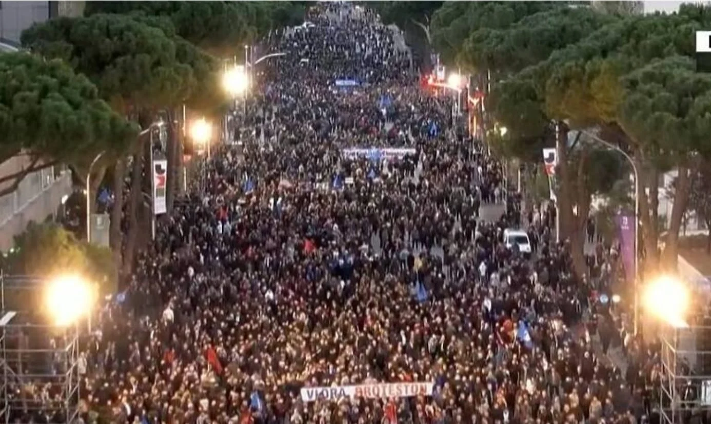 Veliki antivladini protesti u Albaniji, demonstranti se sukobili s policijom