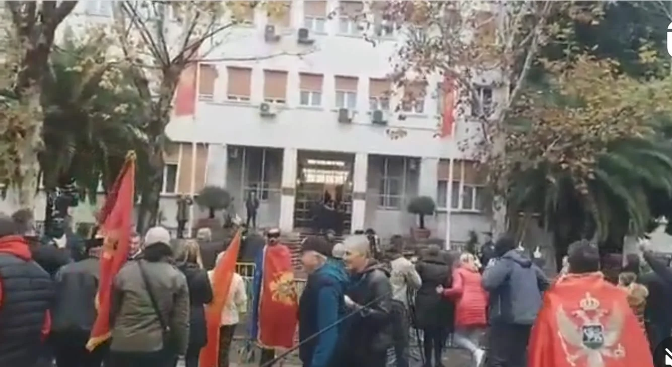 Građani ispred Skupštine pjevaju himnu i skandiraju "Izdaja", Milačić digao tri prsta