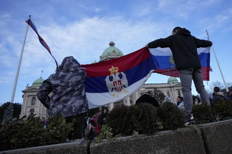 Demonstranti porušili ogradu i prišli ulazu u Predsjedništvo Srbije