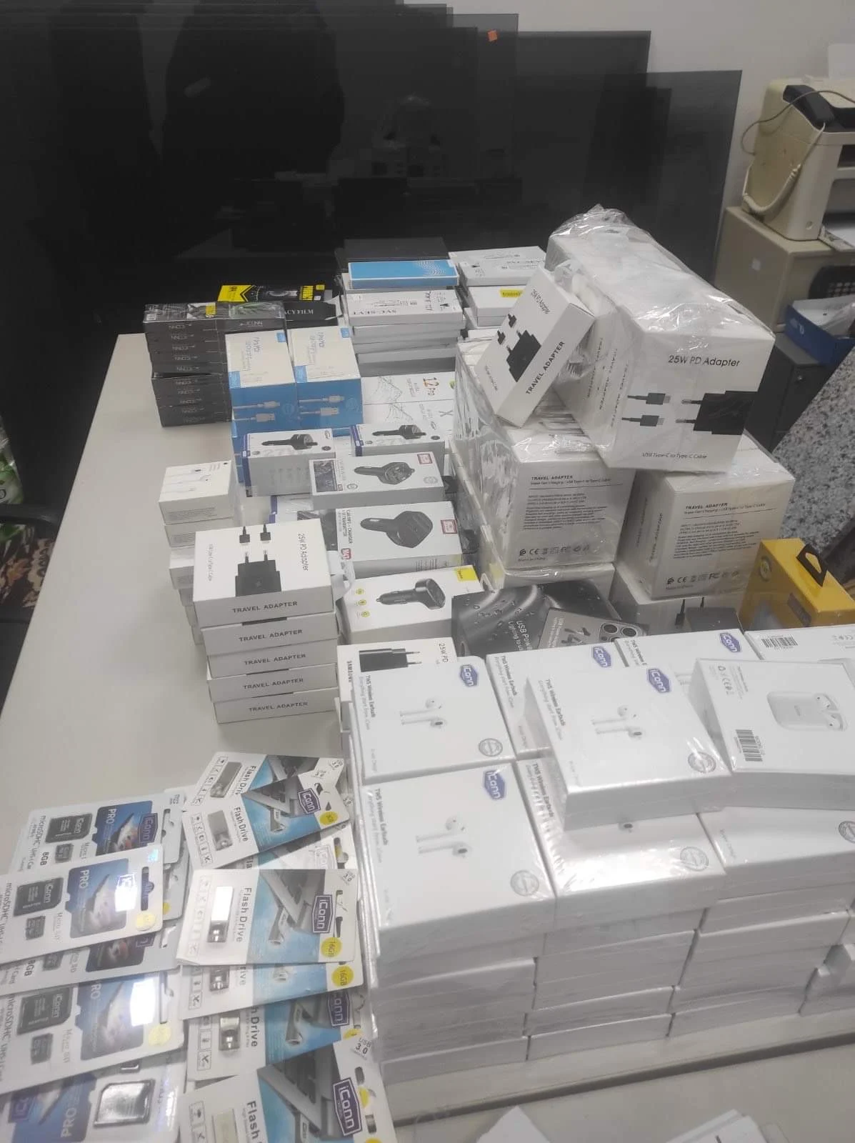 Carinici trajno oduzeli tehničku robu