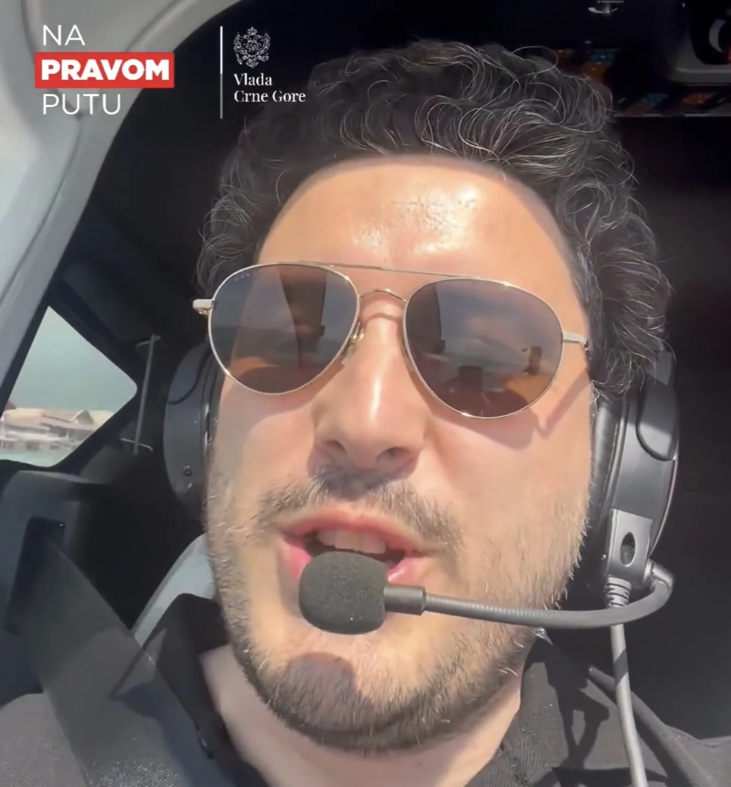 Premijer Abazović iz plažnog aviona: Imaćemo rekordnu sezonu (VIDEO)