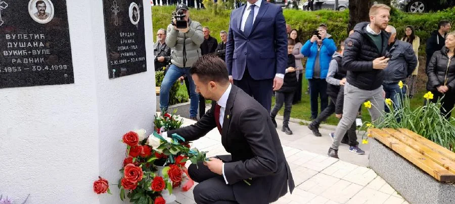 Milatović u Murinu: Položio vijenac žrtvama bombardovanja