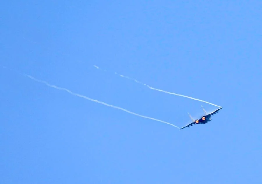Užas na aeromitingu u Grčkoj: Vojni avion zakucao se u tlo pred publikom, za pilotima se traga