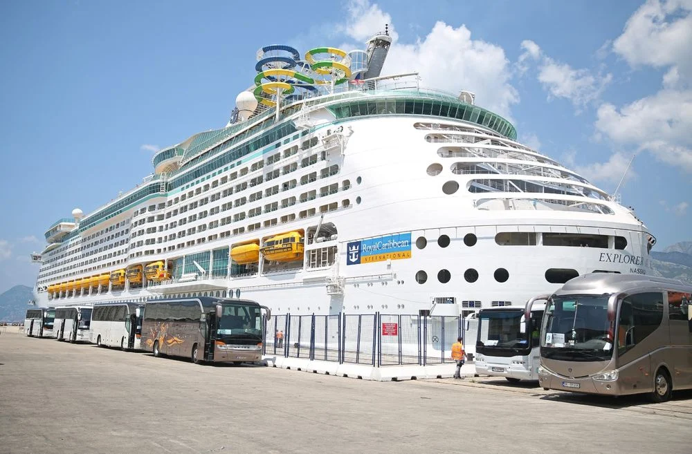 Gigantski kruzer “Explorer Of The Seas” uplovio u luku Bar: Preko 5.200 ljudi posjetilo grad pod Rumijom