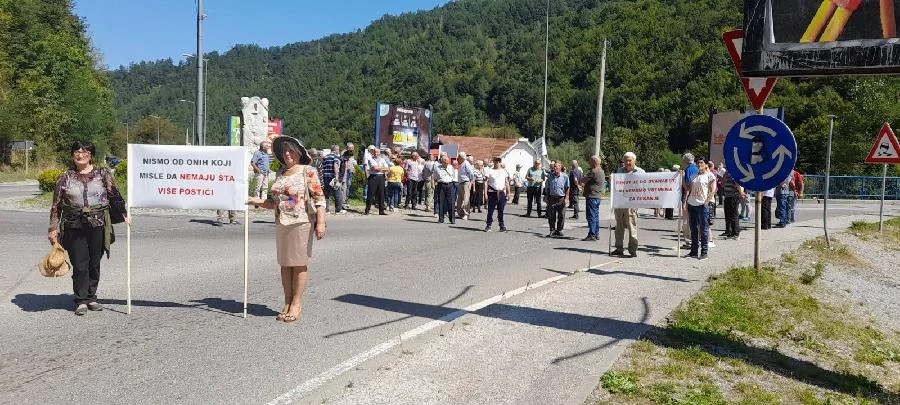 Bijelo Polje: Blokiran kružni tok, traže povećanje penzija i stanove