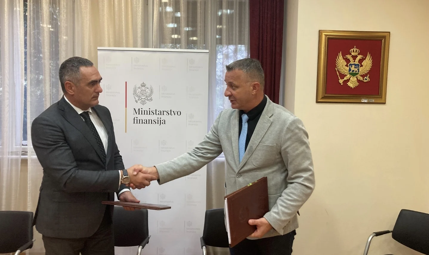 Obični službenici zaposleni u upravi i pravosuđu dobiće stanove