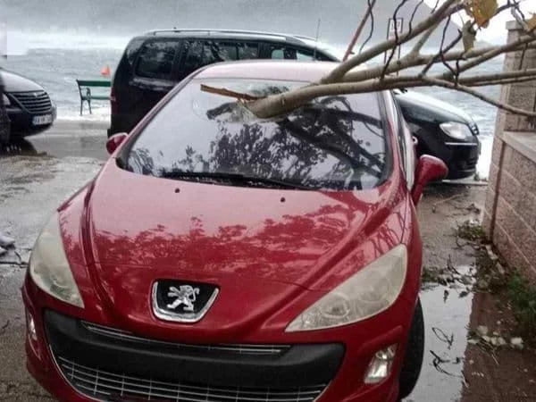 Perast: Od jakog nevremena prevrnuo se brod, voda ulazi u kuće, poplavio parohijski dom