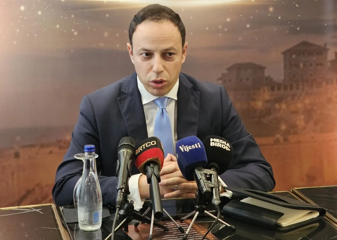 Haos u SO Ulcinj, bačen suzavac, odbornici napustili zgradu Opštine
