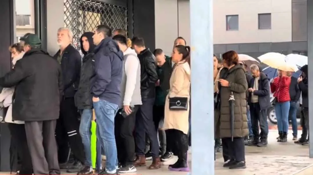 Redovi i gužve u prodavnicama, kolaps u saobraćaju zbog "Crnog petka"