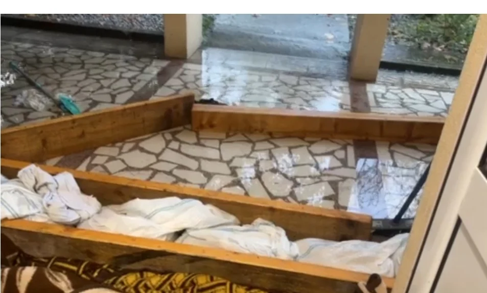 Medicinski radnici izbacuju vodu iz poplavljenih prostorija Hitne pomoći