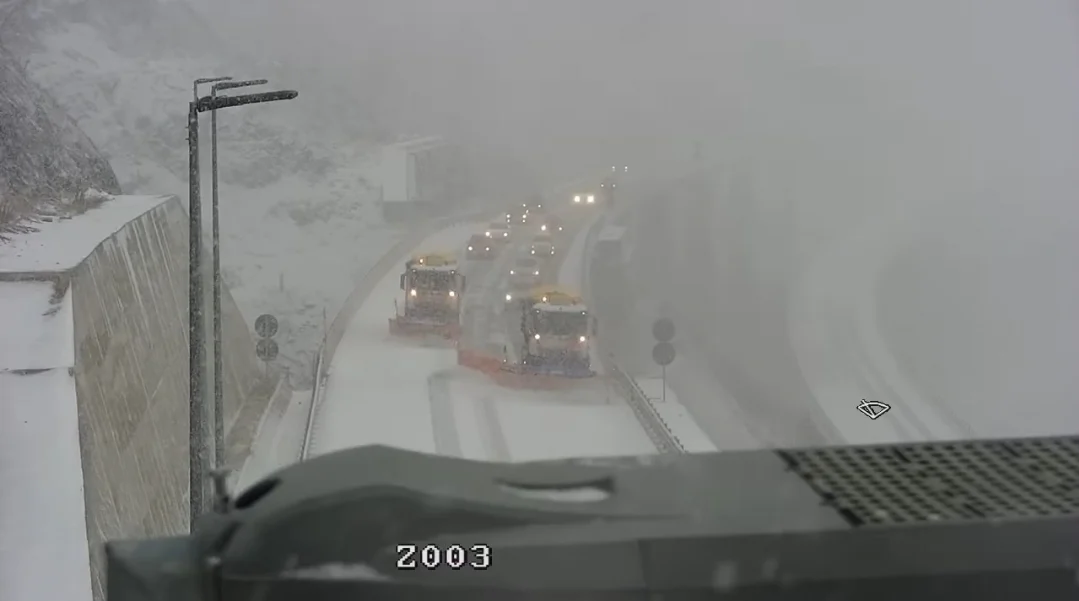 MONTEPUT: Intenzivne sniježne padavine su počele, kao i čišćenje autoputa!