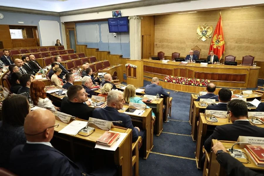 Poslanici danas o budžetu, zaduživanju i popisu