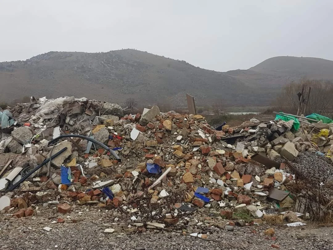 Neodgovorni građani ponovno odlažu otpad u koritu rijeke Morače!