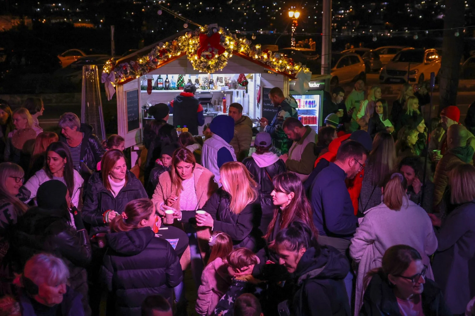 Paljenjem novogodišnje rasvjete počeo Kotor Winter Fest: Cijeli grad spreman za praznike