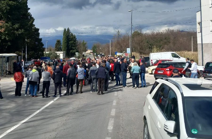 Grbljani blokirali magistralu u Radanovićima: Neće bulevar i gasovod
