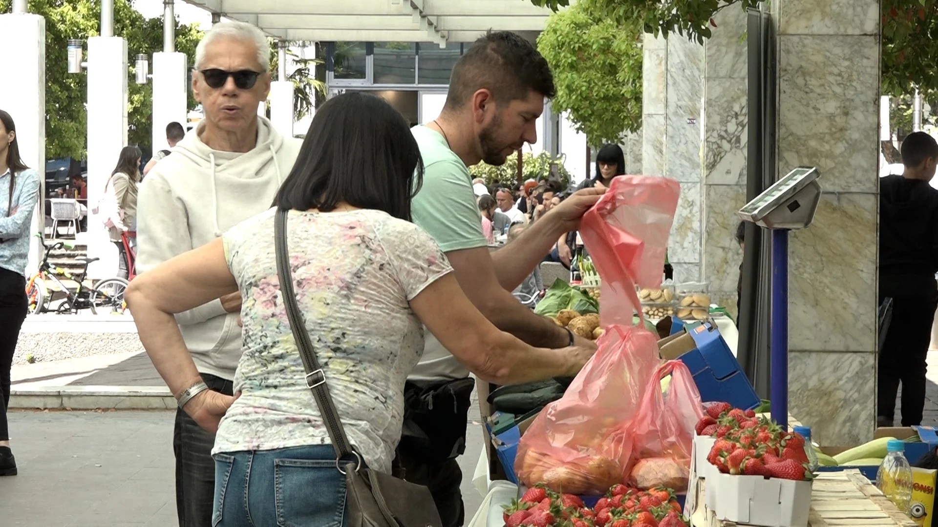 Sunčan pijačni dan na Trgu nezavisnosti: Počeo projekat Pijaca u tvom naselju