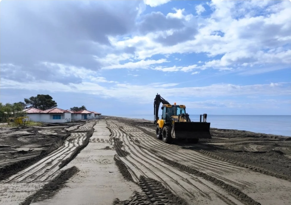 Završeno mašinsko ravnanje i prihranjivanje plaže na Adi Bojani