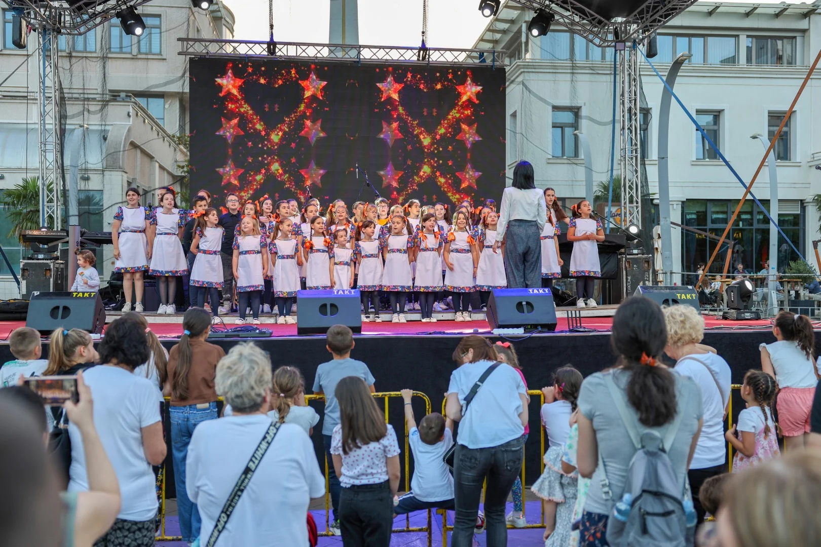 Muzička čarolija u susret Danu nezavisnosti: Na Proljećnom pazaru nastupili Edis Agić, bend Katapult i hor Zvjezdice
