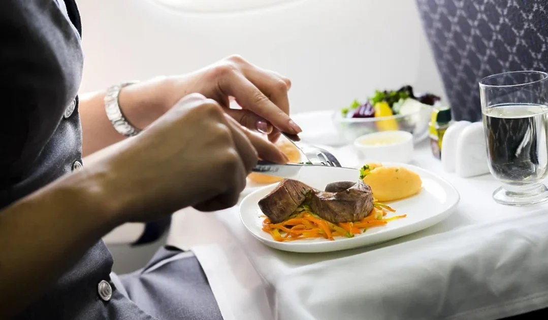 Gdje su nestali obilni i luksuzni obroci u avionima? Evo šta se zapravo desilo