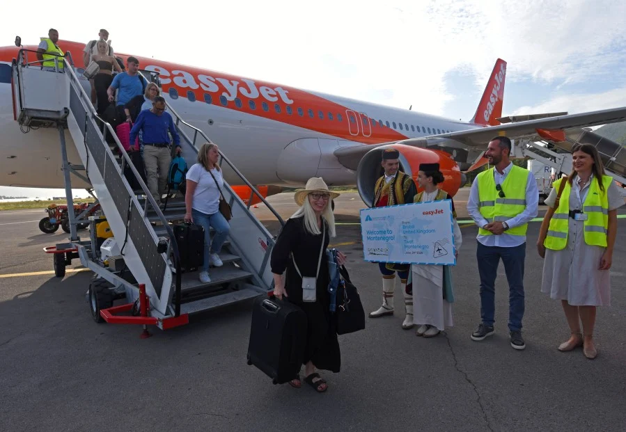 Nova avio-linija u Tivtu: Dočekani putnici prvog leta iz Bristola