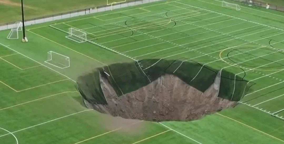 Zastrašujuće i impresivno: Ogromna rupa progutala dio fudbalskog igrališta (VIDEO)