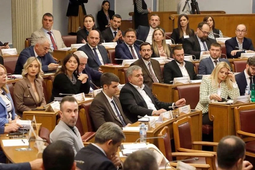 Za plate poslanika prošlog mjeseca izdvojeno skoro 121.000 eura, Andrija Mandić najplaćeniji