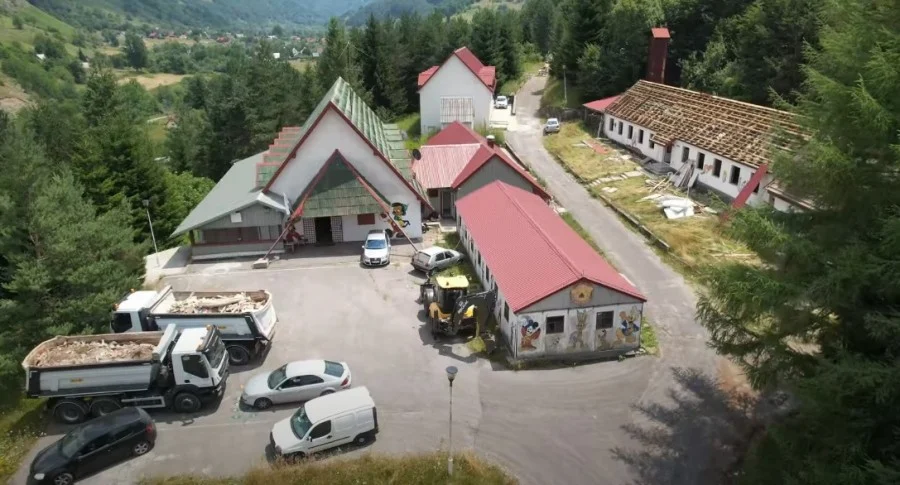 Srušeni paviljoni Dječjeg saveza „Tara” i „Komovi” na Veruši