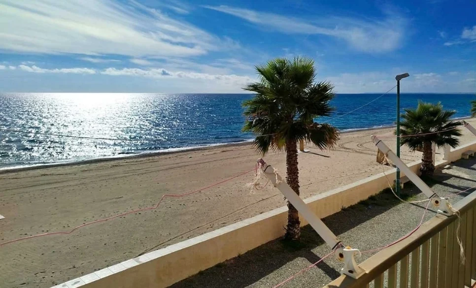 Dvosoban stan s balkonom, prvi red do mora, na pješčanoj plaži - 60.000 eura