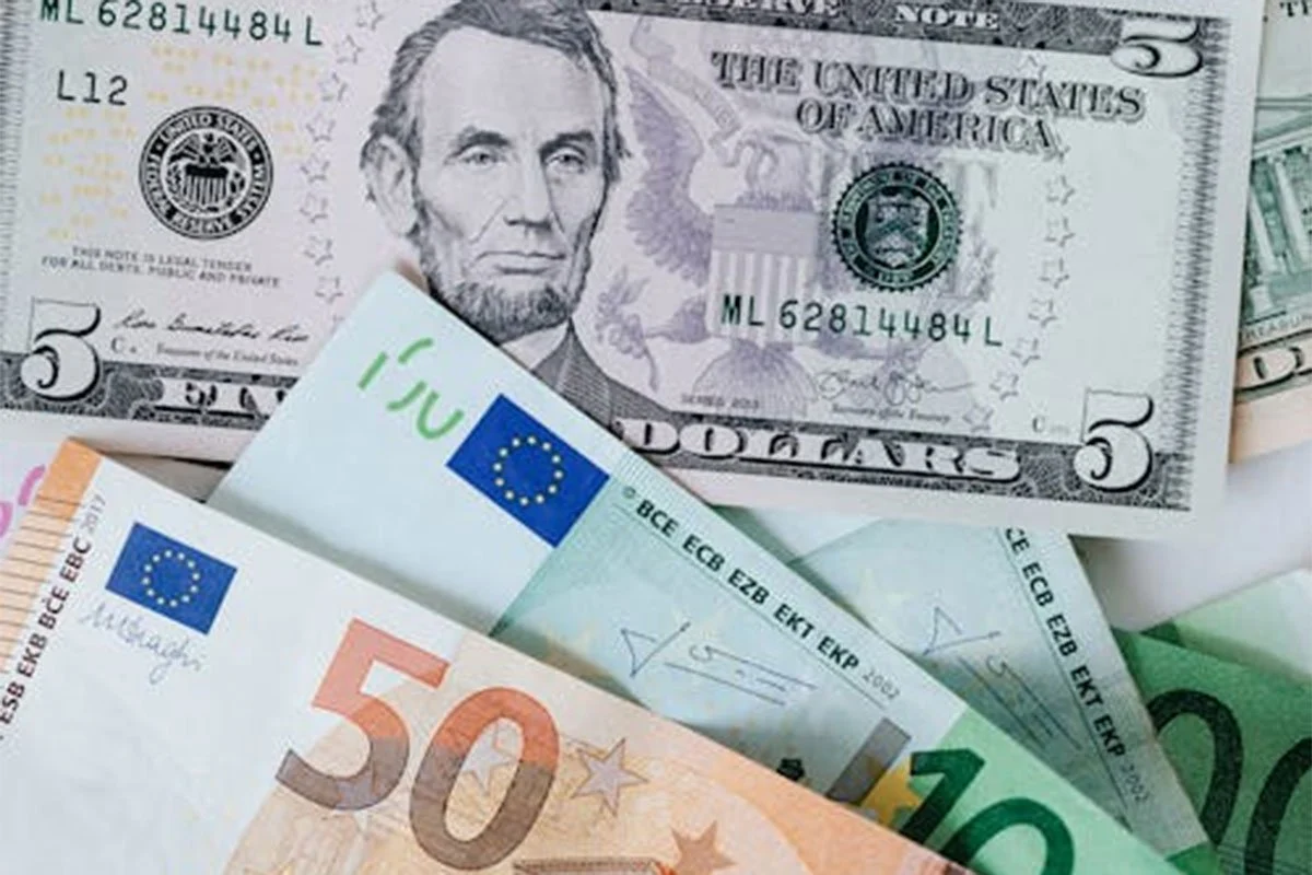 Euro pao na dvogodišnji minimum u odnosu na dolar