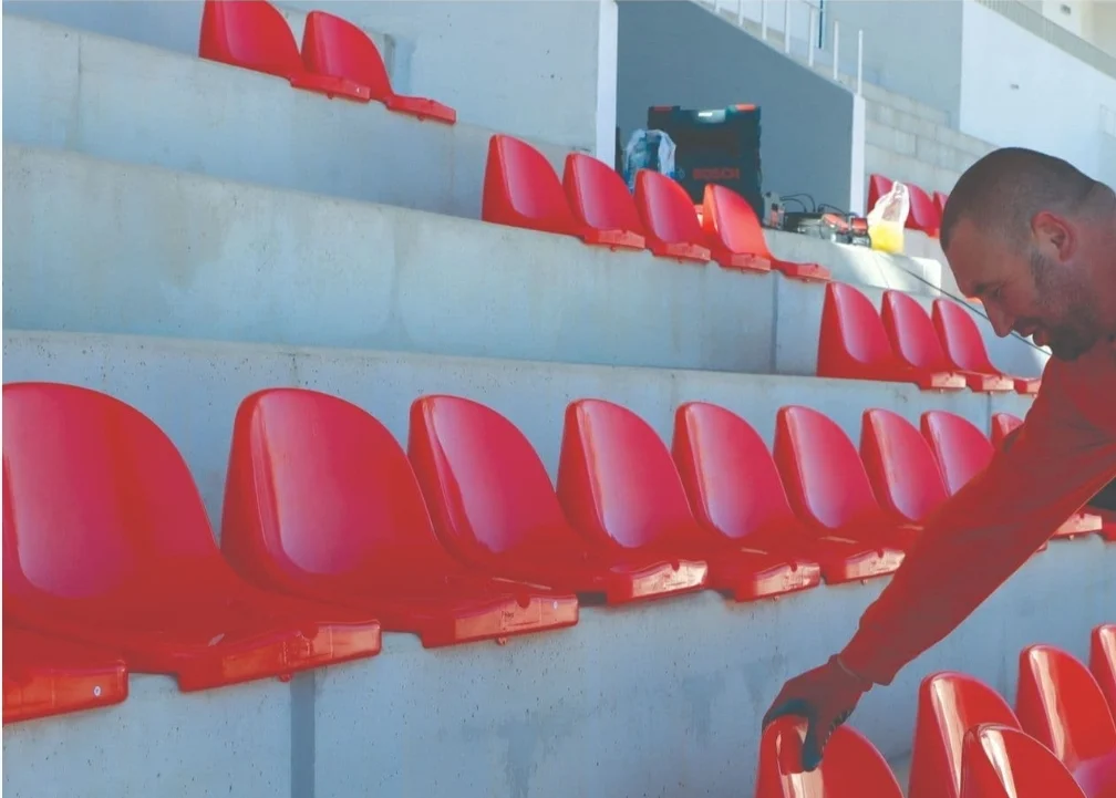 Postavljaju se stolice, brzo će i trava: Stadion na Cetinju biće gotov početkom 2025, teren će biti hibridni