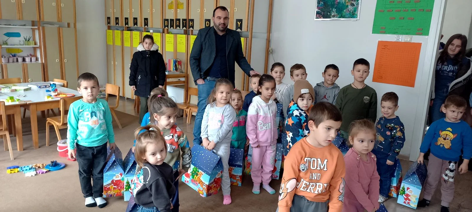 Udruženje "Serdar" u saradnji sa udruženjem "Vasojevića Primorja i Boke" i prijateljem projekta "Mega-promet" iz Budve obezbijedio novogodišnje paketiće za djecu iz vrtića OŠ "Petar Dedović" iz Murine