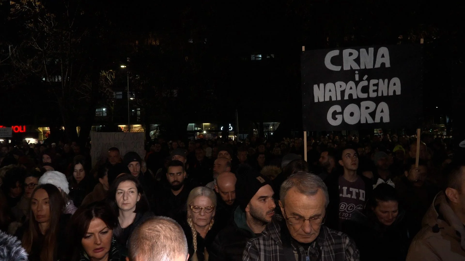 Protest u Podgorici: Okupljeni skandirali "ubice" i "ostavke"