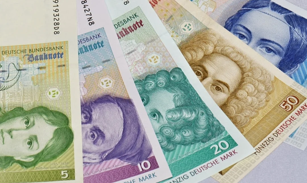 Supružnici prilikom renoviranja kuće pronašli 400.000 njemačkih maraka, ali su napravili grešku zbog koje su osuđeni