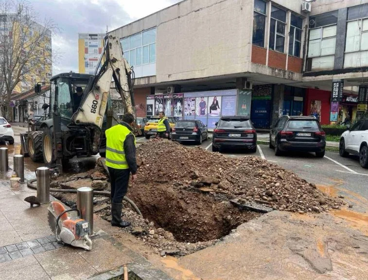 Podgorica: Pukla vodovodna cijev u centru grada