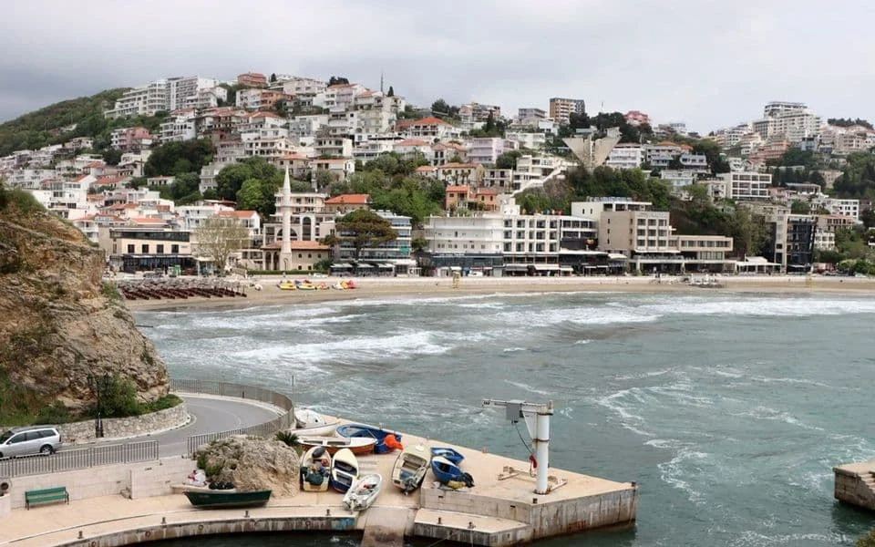 Ulcinj: Uhapšen maloljetnik iz Podgorice, osumnjičen da je provalio u sportsku radnju i ukrao opremu