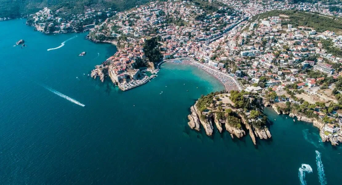 Ulcinj: Policija tokom pretresa oduzela preko 12.000 eura i marihuanu