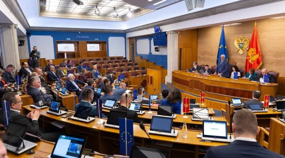 Poslanici uz aprilsku platu čašćavani varijabilama i po 700 eura