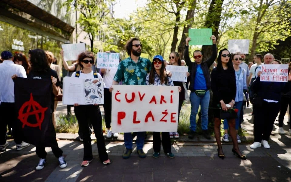 U toku performans ispred Skupštine: Nemojte izdati Crnu Goru