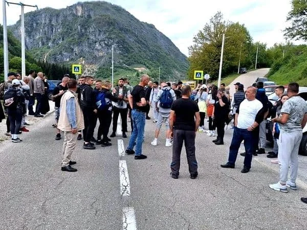 Protesti i radovi na putu tjeraju turiste