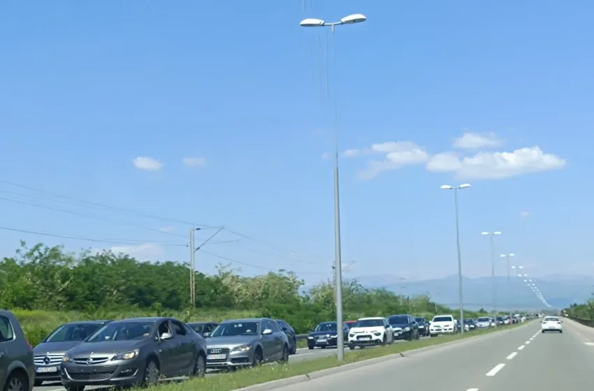 Kilometarske kolone iz Podgorice ka primorju