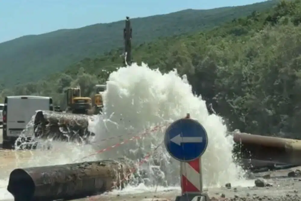 Izvođač radova na trasi bulevara Tivat – Jaz ponovo oštetio cijev