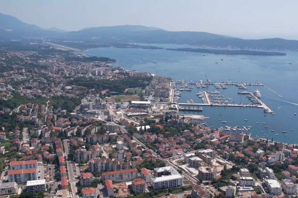 Katastrofa u Tivtu: Jahtaši besplatno sidre milionske jahte, a gradu ostavljaju smeće